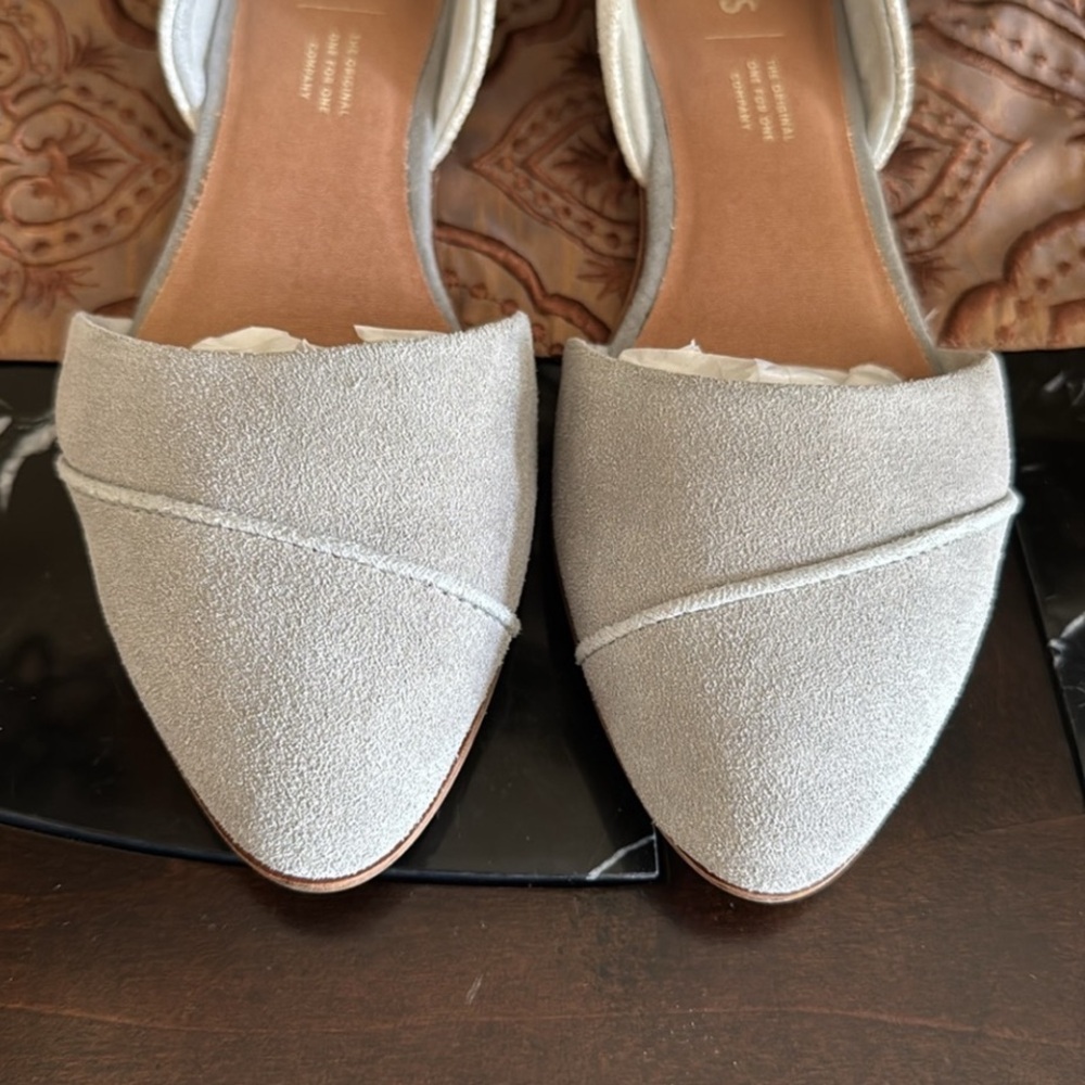Toms Women's 2- Tone Cream - Light Gray Faux Suede Flats Sz 7.5 - Picture 4 of 14